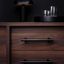 HINOKI Aluminiumgriff mit minimalistischem asiatisch inspiriertem Design an einer modernen Schubladenfront montiert.