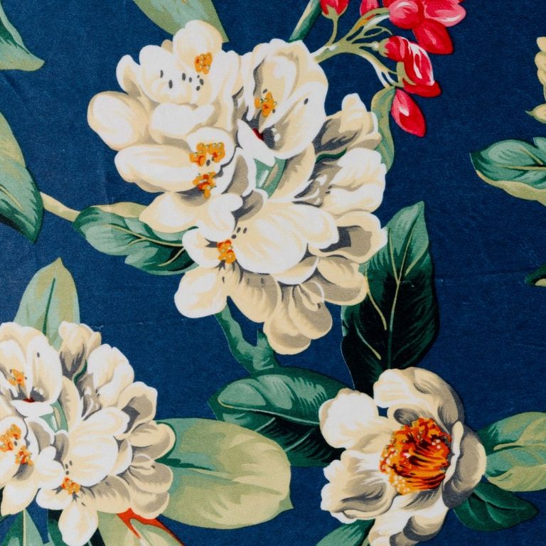 Kerida Dekoschal mit illustrativem botanischem Muster und künstlerischem Design in mehreren eleganten Farbvarianten erhältlich.