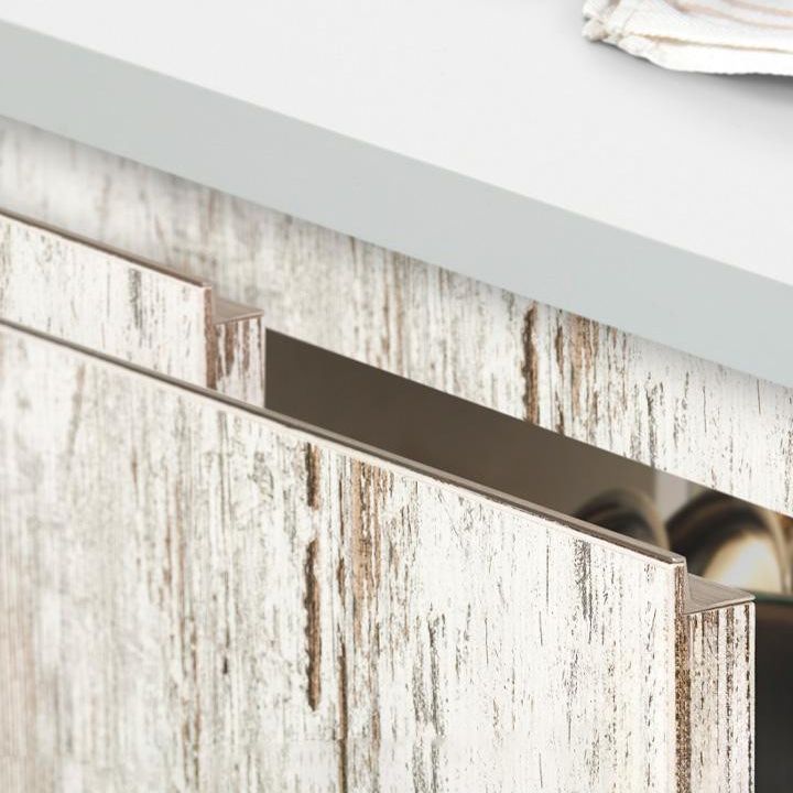 GRADA verdeckter Aluminiumgriff nahtlos in eine moderne Schranktür mit minimalistischem Design integriert.